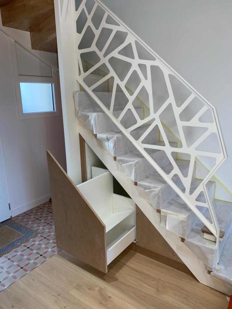 meuble-sous-rampant-escalier-bois-a-peindre-chaussure-rangement